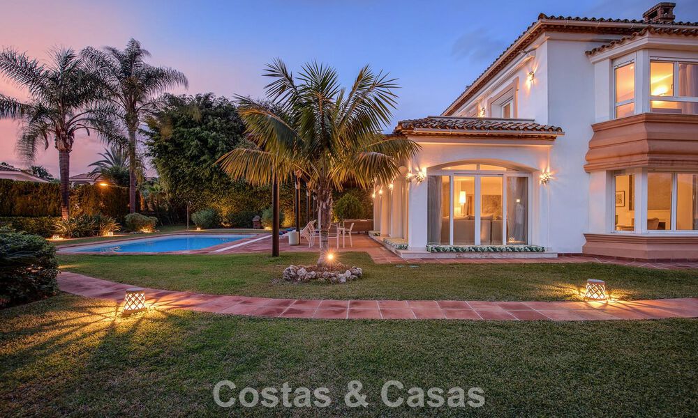 Luxueuze villa met mediterrane bouwstijl te koop op loopafstand van het strand en voorzieningen in Guadalmina Baja, Marbella 783098