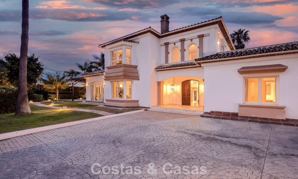 Luxueuze villa met mediterrane bouwstijl te koop op loopafstand van het strand en voorzieningen in Guadalmina Baja, Marbella 783099