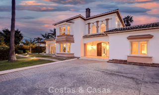 Luxueuze villa met mediterrane bouwstijl te koop op loopafstand van het strand en voorzieningen in Guadalmina Baja, Marbella 783099 