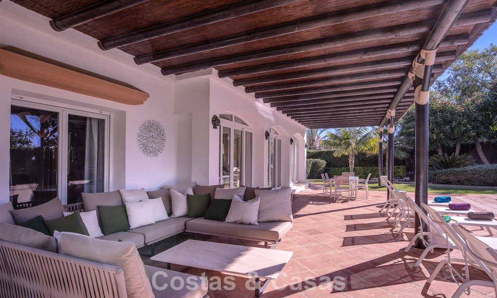 Luxueuze villa met mediterrane bouwstijl te koop op loopafstand van het strand en voorzieningen in Guadalmina Baja, Marbella 783102