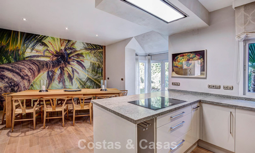 Luxueuze villa met mediterrane bouwstijl te koop op loopafstand van het strand en voorzieningen in Guadalmina Baja, Marbella 783108