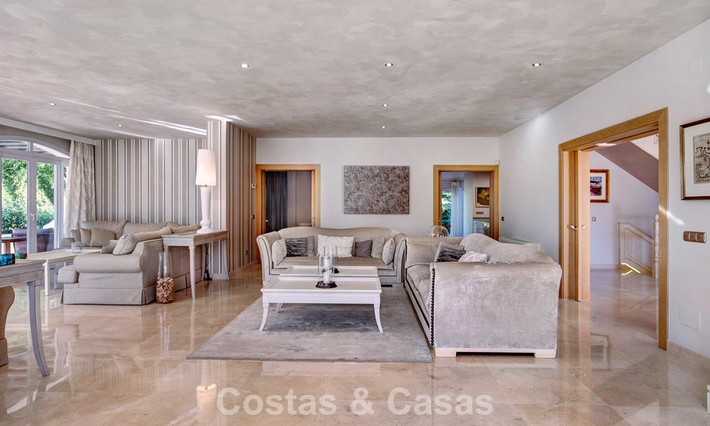 Luxueuze villa met mediterrane bouwstijl te koop op loopafstand van het strand en voorzieningen in Guadalmina Baja, Marbella 783115