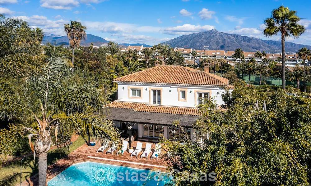 Luxueuze villa met mediterrane bouwstijl te koop op loopafstand van het strand en voorzieningen in Guadalmina Baja, Marbella 783116