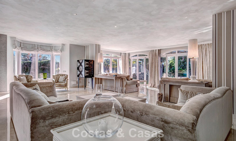 Luxueuze villa met mediterrane bouwstijl te koop op loopafstand van het strand en voorzieningen in Guadalmina Baja, Marbella 783117