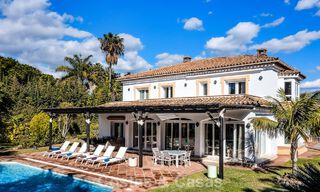 Luxueuze villa met mediterrane bouwstijl te koop op loopafstand van het strand en voorzieningen in Guadalmina Baja, Marbella 783118 