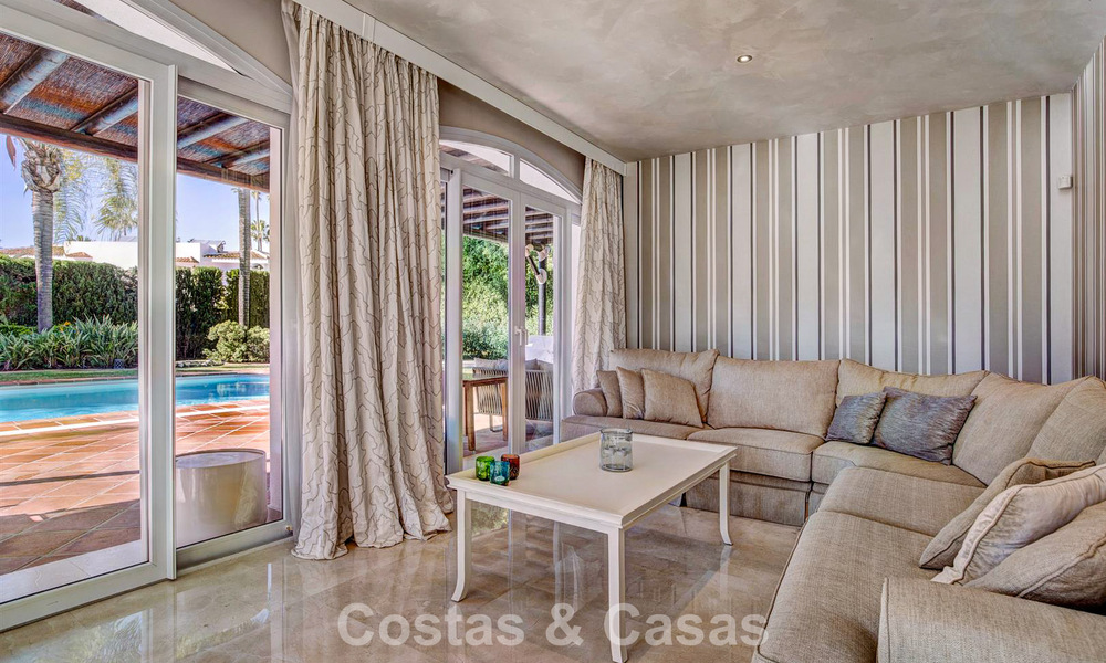 Luxueuze villa met mediterrane bouwstijl te koop op loopafstand van het strand en voorzieningen in Guadalmina Baja, Marbella 783120