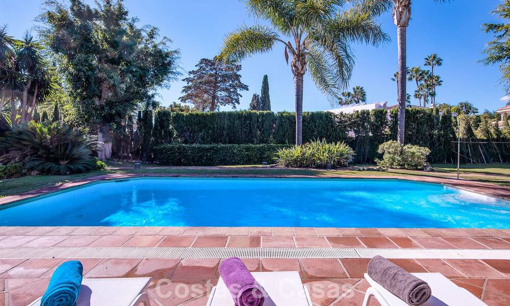 Luxueuze villa met mediterrane bouwstijl te koop op loopafstand van het strand en voorzieningen in Guadalmina Baja, Marbella 783121