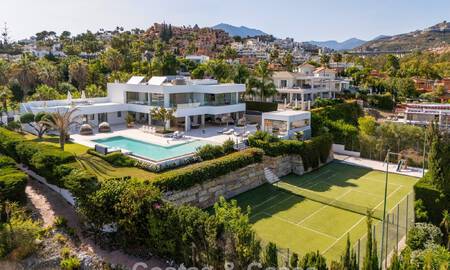 Gesofisticeerde luxevilla te koop met privé tennisbaan in het hart van Nueva Andalucia, Marbella 783594