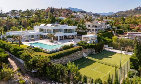Gesofisticeerde luxevilla te koop met privé tennisbaan in het hart van Nueva Andalucia, Marbella 783594