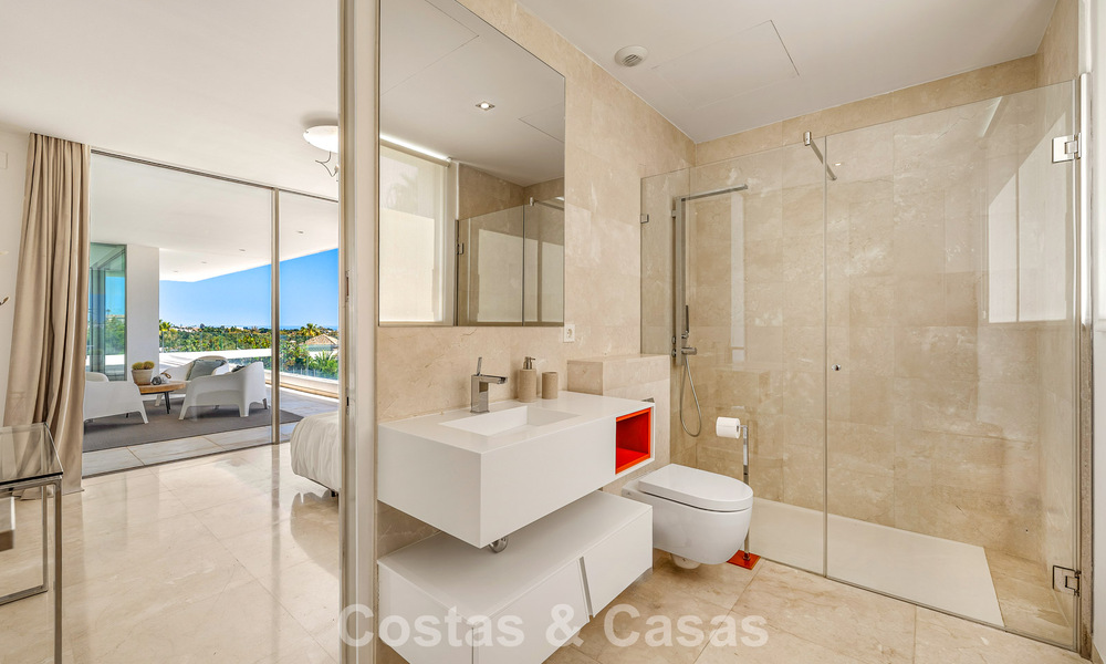 Gesofisticeerde luxevilla te koop met privé tennisbaan in het hart van Nueva Andalucia, Marbella 783605