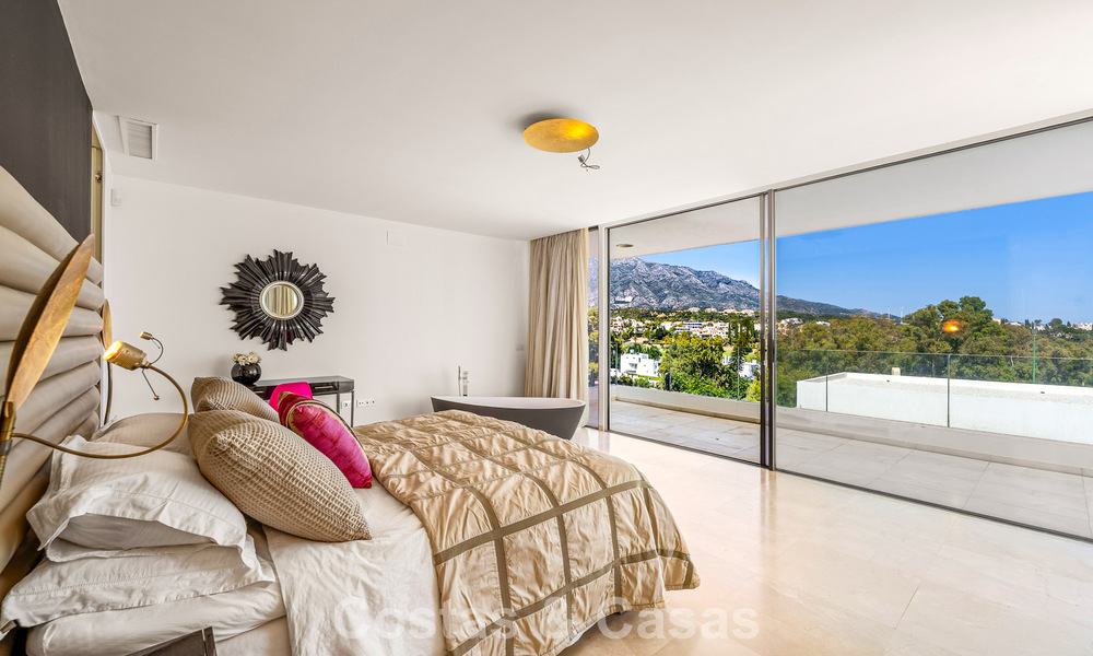 Gesofisticeerde luxevilla te koop met privé tennisbaan in het hart van Nueva Andalucia, Marbella 783610