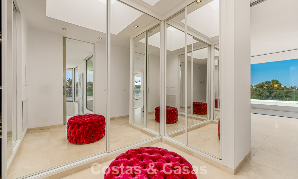 Gesofisticeerde luxevilla te koop met privé tennisbaan in het hart van Nueva Andalucia, Marbella 783612