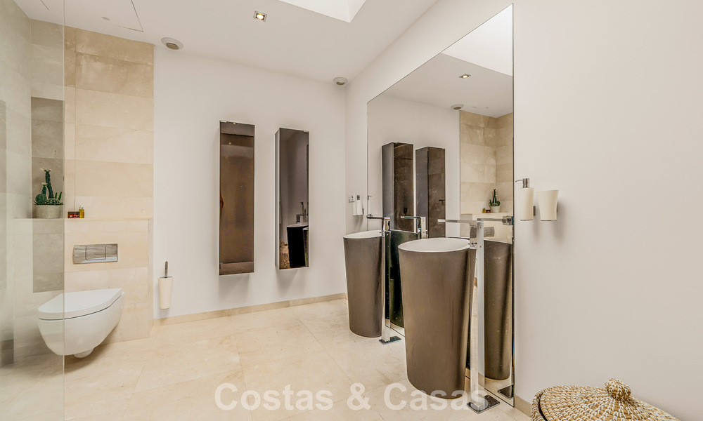 Gesofisticeerde luxevilla te koop met privé tennisbaan in het hart van Nueva Andalucia, Marbella 783613