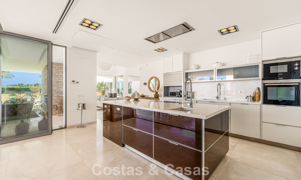 Gesofisticeerde luxevilla te koop met privé tennisbaan in het hart van Nueva Andalucia, Marbella 783621