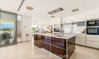 Gesofisticeerde luxevilla te koop met privé tennisbaan in het hart van Nueva Andalucia, Marbella 783621 