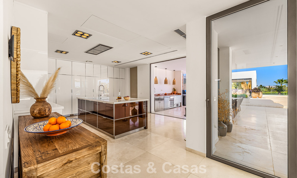 Gesofisticeerde luxevilla te koop met privé tennisbaan in het hart van Nueva Andalucia, Marbella 783622