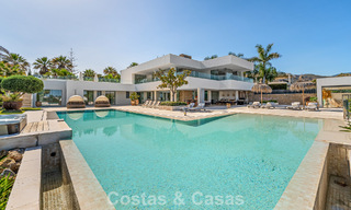 Gesofisticeerde luxevilla te koop met privé tennisbaan in het hart van Nueva Andalucia, Marbella 783628 