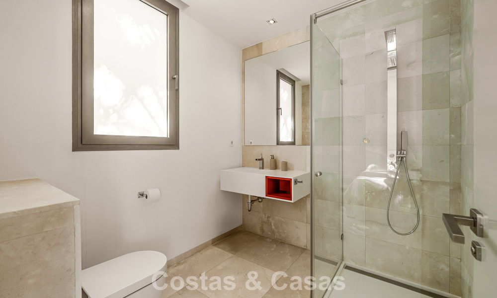 Gesofisticeerde luxevilla te koop met privé tennisbaan in het hart van Nueva Andalucia, Marbella 783631
