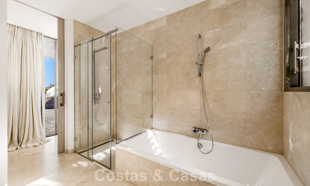 Gesofisticeerde luxevilla te koop met privé tennisbaan in het hart van Nueva Andalucia, Marbella 783635