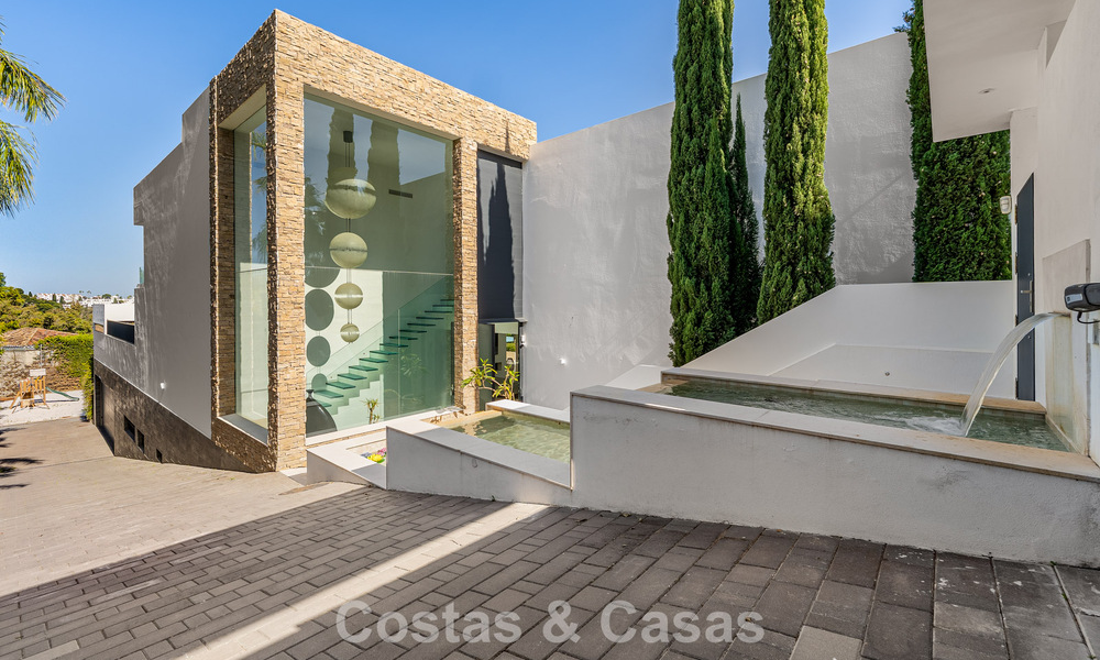 Gesofisticeerde luxevilla te koop met privé tennisbaan in het hart van Nueva Andalucia, Marbella 783636