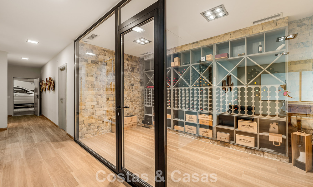Gesofisticeerde luxevilla te koop met privé tennisbaan in het hart van Nueva Andalucia, Marbella 783638