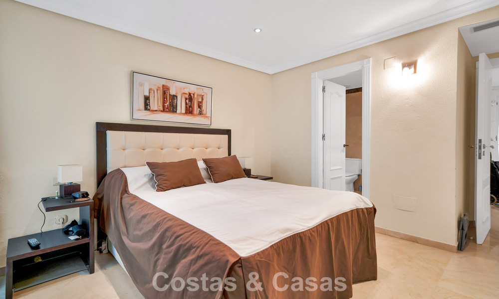 Begane grondappartement te koop in een eerstelijns strandcomplex op de New Golden Mile, Marbella - Estepona 783674