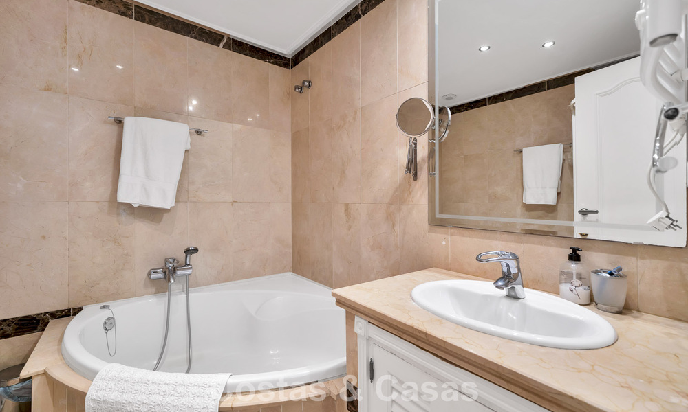 Begane grondappartement te koop in een eerstelijns strandcomplex op de New Golden Mile, Marbella - Estepona 783676