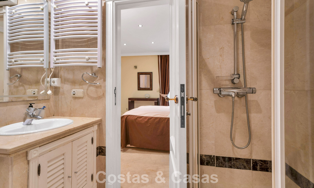 Begane grondappartement te koop in een eerstelijns strandcomplex op de New Golden Mile, Marbella - Estepona 783677