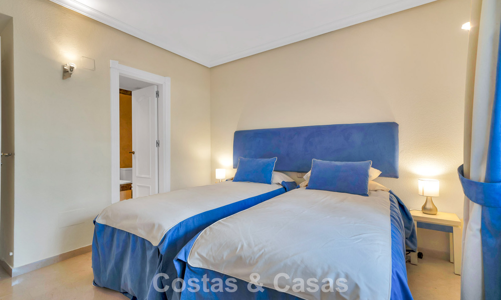Begane grondappartement te koop in een eerstelijns strandcomplex op de New Golden Mile, Marbella - Estepona 783680