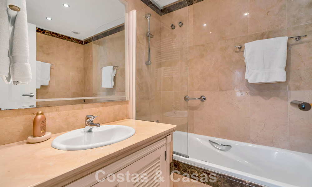 Begane grondappartement te koop in een eerstelijns strandcomplex op de New Golden Mile, Marbella - Estepona 783682