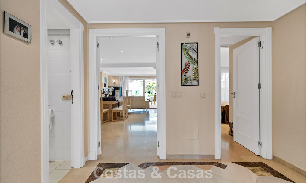 Begane grondappartement te koop in een eerstelijns strandcomplex op de New Golden Mile, Marbella - Estepona 783683