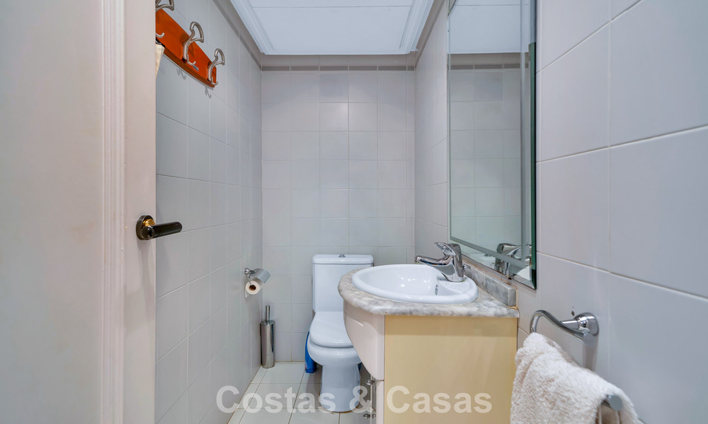 Begane grondappartement te koop in een eerstelijns strandcomplex op de New Golden Mile, Marbella - Estepona 783684