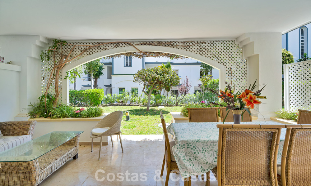 Begane grondappartement te koop in een eerstelijns strandcomplex op de New Golden Mile, Marbella - Estepona 783695