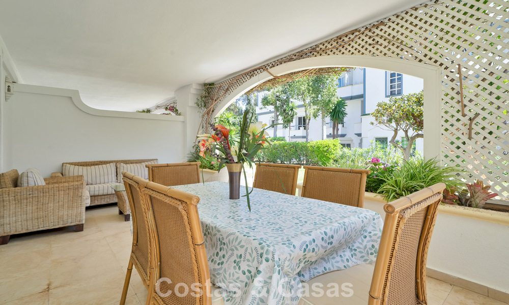 Begane grondappartement te koop in een eerstelijns strandcomplex op de New Golden Mile, Marbella - Estepona 783696