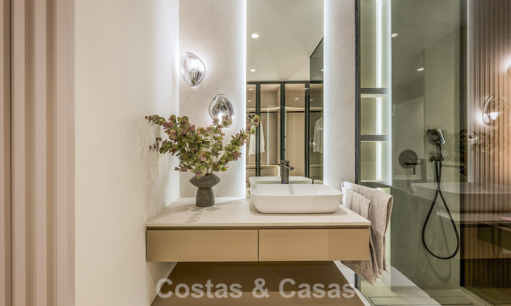 Stijlvol gerenoveerd appartement op eerstelijnsstrand, met frontaal zeezicht, tussen Marbella en Estepona 782893