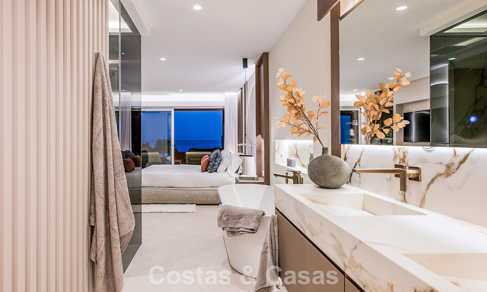 Stijlvol gerenoveerd appartement op eerstelijnsstrand, met frontaal zeezicht, tussen Marbella en Estepona 782896
