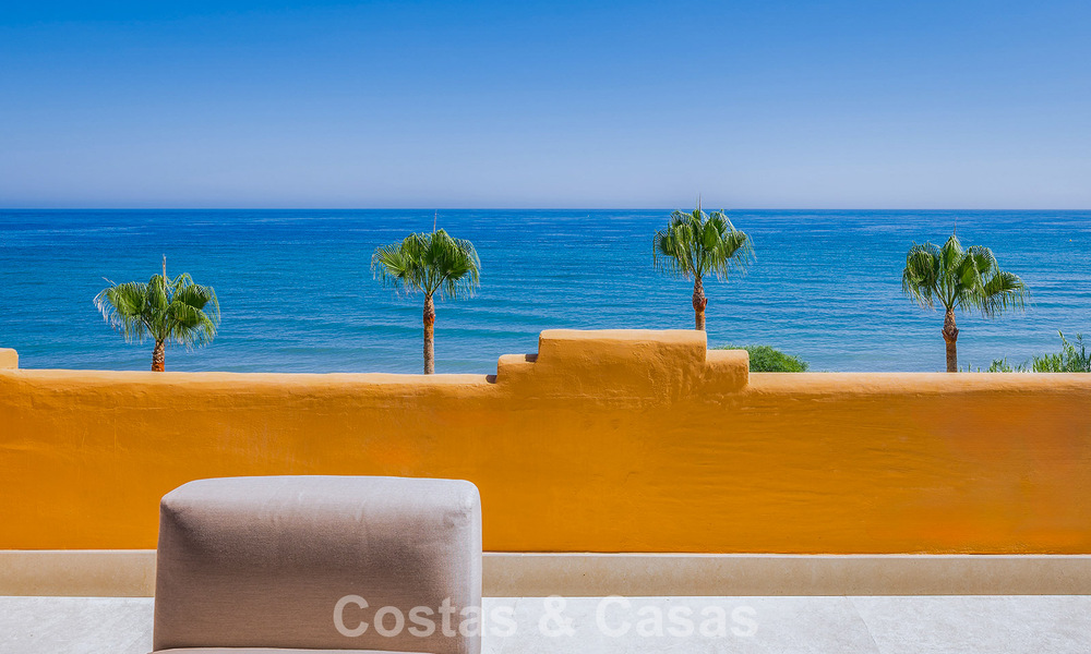 Stijlvol gerenoveerd appartement op eerstelijnsstrand, met frontaal zeezicht, tussen Marbella en Estepona 782899