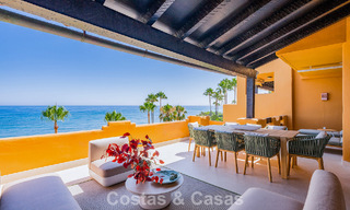 Stijlvol gerenoveerd appartement op eerstelijnsstrand, met frontaal zeezicht, tussen Marbella en Estepona 782901 