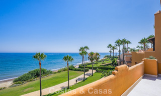 Stijlvol gerenoveerd appartement op eerstelijnsstrand, met frontaal zeezicht, tussen Marbella en Estepona 782902 