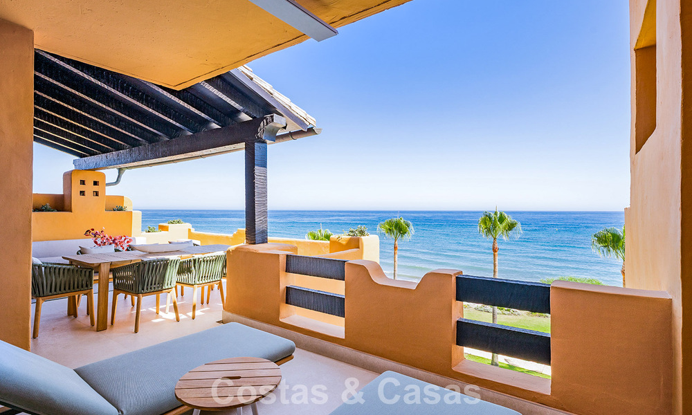 Stijlvol gerenoveerd appartement op eerstelijnsstrand, met frontaal zeezicht, tussen Marbella en Estepona 782903