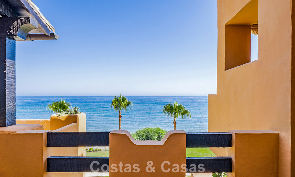 Stijlvol gerenoveerd appartement op eerstelijnsstrand, met frontaal zeezicht, tussen Marbella en Estepona 782904