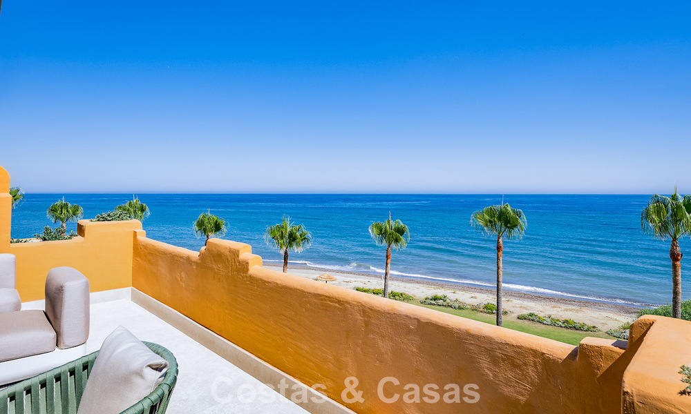 Stijlvol gerenoveerd appartement op eerstelijnsstrand, met frontaal zeezicht, tussen Marbella en Estepona 782905
