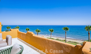 Stijlvol gerenoveerd appartement op eerstelijnsstrand, met frontaal zeezicht, tussen Marbella en Estepona 782905 