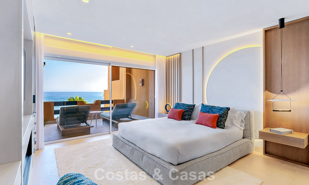 Stijlvol gerenoveerd appartement op eerstelijnsstrand, met frontaal zeezicht, tussen Marbella en Estepona 782906