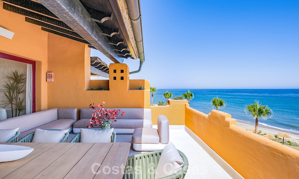 Stijlvol gerenoveerd appartement op eerstelijnsstrand, met frontaal zeezicht, tussen Marbella en Estepona 782910