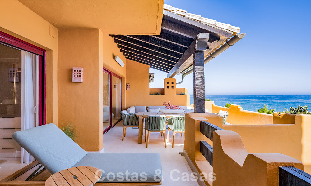 Stijlvol gerenoveerd appartement op eerstelijnsstrand, met frontaal zeezicht, tussen Marbella en Estepona 782913