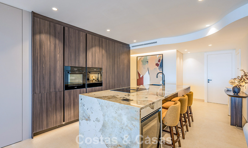 Stijlvol gerenoveerd appartement op eerstelijnsstrand, met frontaal zeezicht, tussen Marbella en Estepona 782914
