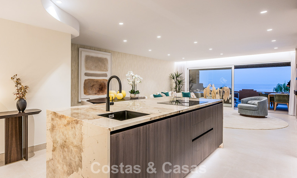 Stijlvol gerenoveerd appartement op eerstelijnsstrand, met frontaal zeezicht, tussen Marbella en Estepona 782916