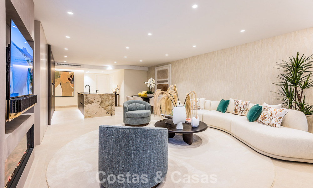 Stijlvol gerenoveerd appartement op eerstelijnsstrand, met frontaal zeezicht, tussen Marbella en Estepona 782917