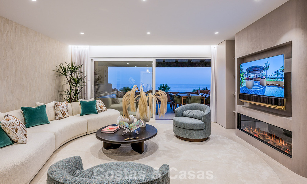 Stijlvol gerenoveerd appartement op eerstelijnsstrand, met frontaal zeezicht, tussen Marbella en Estepona 782918